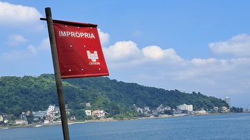 Praia dos Milionários, em São Vicente, com bandeira vermelha