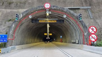 Ao entrar no túnel é necessário acender os faróis - Concessionária Tamoios