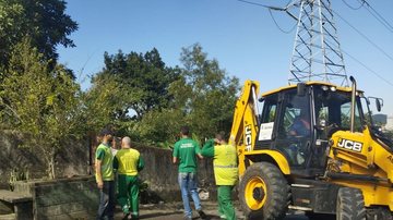 Construções sob fios de alta tensão e em área de proteção são alvo de operação em Santos