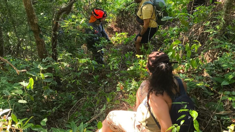 Bombeiros resgatam casal perdido em trilha de difícil acesso no litoral de SP