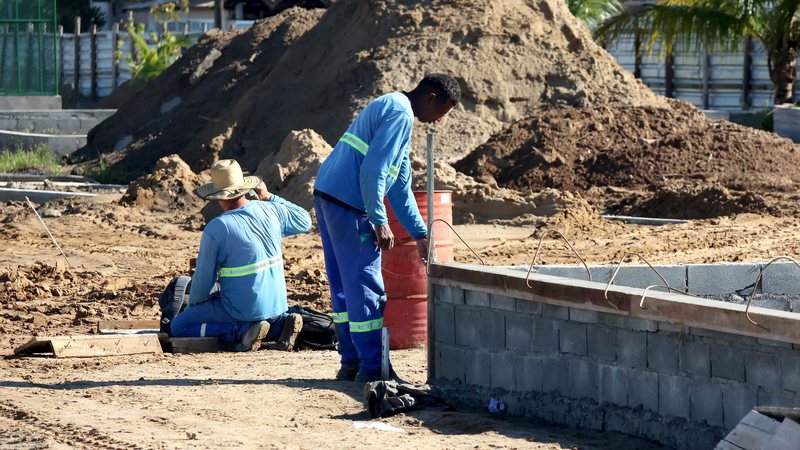 Trabalhadores em canteiro de obras