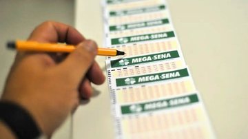 Valor do jogo simples da Mega-Sena, com direito a seis dezenas, é de R$5 - Marcello Casal Jr/Agência Brasil