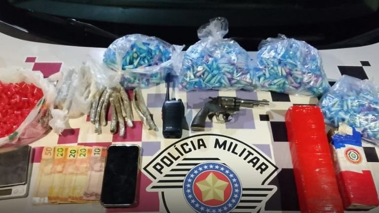 Homem e adolescente foram detidos com drogas, arma e outros materiais usados no tráfico - Divulgação/Polícia Militar