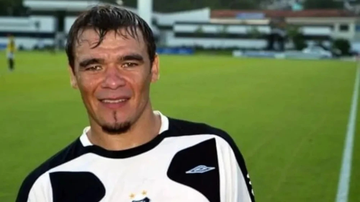 Manzur atuou pelo Santos em 2006, quando foi campeão paulista - Divulgação/Santos FC