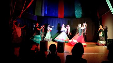 Festival reúne grupos locais e produções coletivas em espaços fora do circuito tradicional - Divulgação/FePET