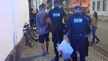 GCM de São Vicente detém homem por violência doméstica e ameaça à ex-companheira