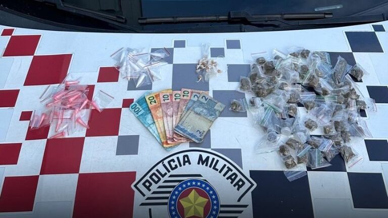 Ação da Polícia Militar no Umuarama apreendeu porções de drogas e R$ 154 em espécie - Divulgação/Polícia Militar