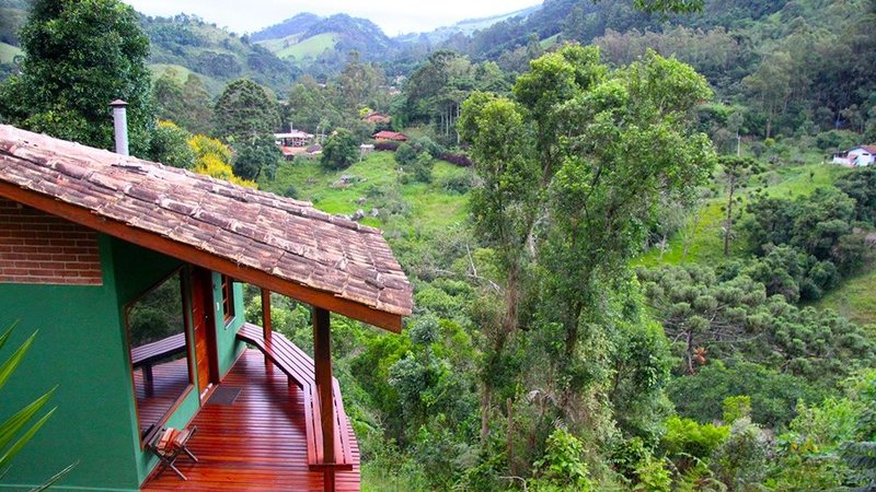 Chalés da Pousada Espelho D’Água, em Gonçalves, têm vista para as montanhas da Mantiqueira e cachoeira Sete Quedas - Reginaldo Pupo
