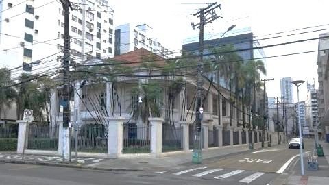 Casarão imponente de frente para a praia, no bairro Gonzaga, em Santos