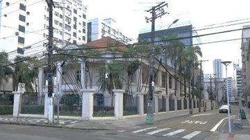 Casarão imponente de frente para a praia, no bairro Gonzaga, em Santos