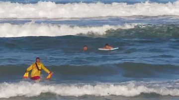 guarda-vidas no mar em direção a vítimas, na praia Grande, em Ubatuba