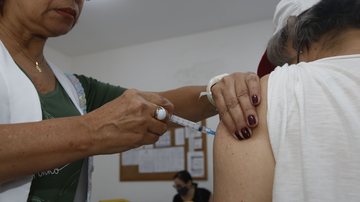 Para se vacinar, é necessário apresentar documento com foto e a carteira de vacinação - Divulgação/Prefeitura de Guarujá