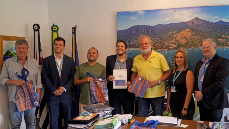 Assinatura do termo de compromisso foi realizada no gabinete do prefeito - Divulgação/Prefeitura de Ilhabela