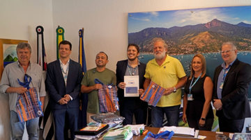 Assinatura do termo de compromisso foi realizada no gabinete do prefeito - Divulgação/Prefeitura de Ilhabela