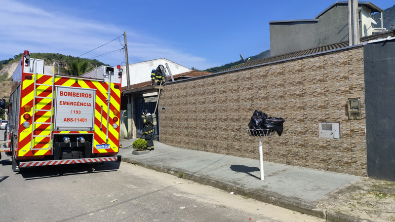 Após a extinção do incêndio, bombeiros realizaram o rescaldo - Divulgação/Corpo de Bombeiros