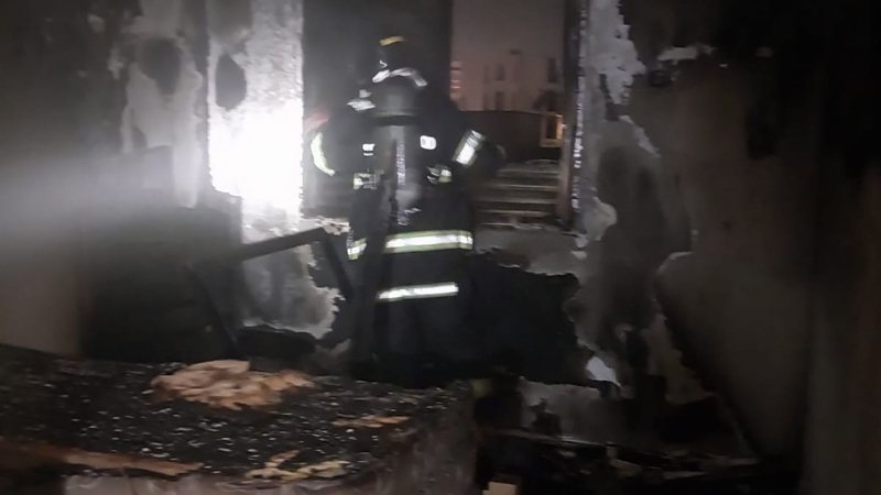 Incêndio destrói quarto de apartamento na Praia Grande, em Ubatuba