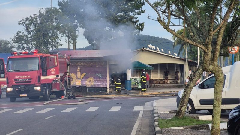Incêndio em trailer mobiliza bombeiros em Bertioga, no litoral de SP