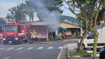 Incêndio em trailer mobiliza bombeiros em Bertioga, no litoral de SP