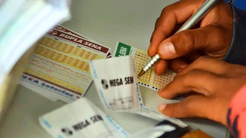 Pessoa apostando na Mega-Sena