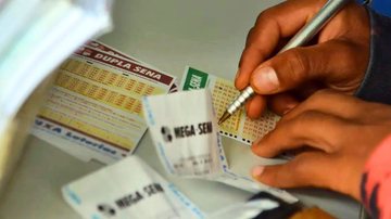 Pessoa apostando na Mega-Sena