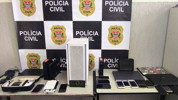Computador, celular, HD externo, cartão de memória e videogame do adolescente de São Vicente foram apreendidos - SSP-SP