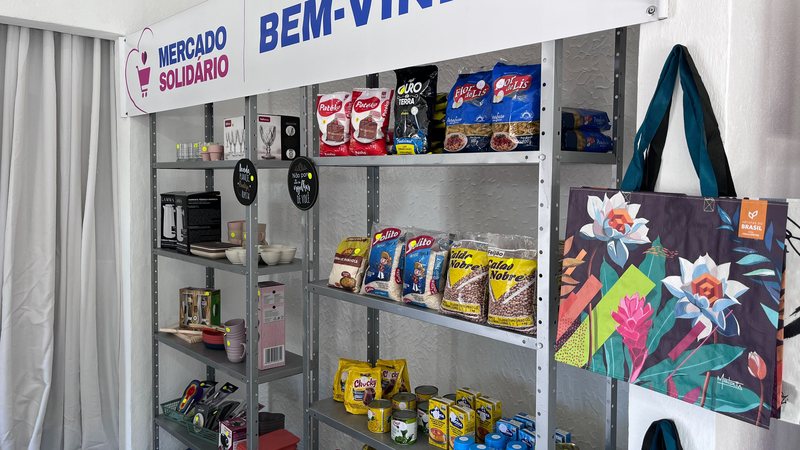 Interessados podem trocar embalagens plásticas por produtos como arroz, feijão, itens de higiene e brinquedos - Thomas Henry/Costa Norte