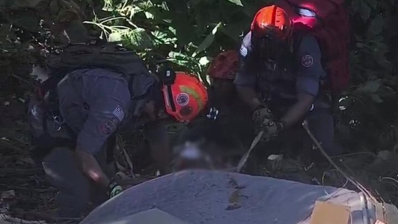 Resgate bombeiros, de motorista que caiu de carro cai em ribanceira de 25 metros