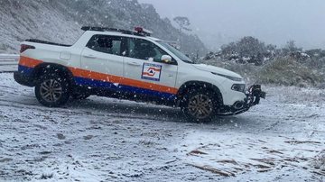 Neve chega ao Brasil e encanta moradores e turistas no Sul