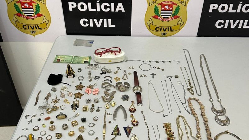 joias, relógios e celulares recuperados pela polícia