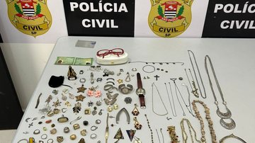 joias, relógios e celulares recuperados pela polícia