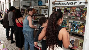 Moradores podem retirar livros e gibis gratuitamente nos pontos visitados pela biblioteca móvel - Divulgação/Prefeitura de Santos