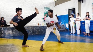Projeto leva capoeira inclusiva a estudantes com e sem deficiência em São Vicente