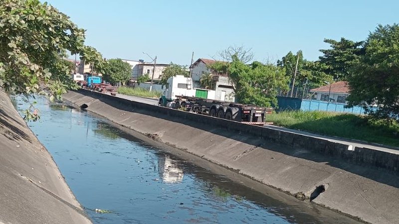 Retirada de nove toneladas de lixo de canal em Vicente de Carvalho motiva prefeitura a fazer um apelo