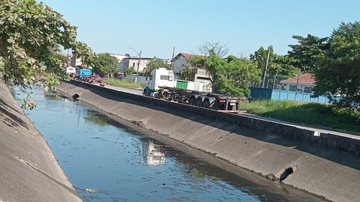Retirada de nove toneladas de lixo de canal em Vicente de Carvalho motiva prefeitura a fazer um apelo