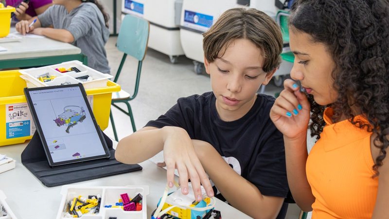Além de aprenderem a construir e programar, os estudantes desenvolvem empatia, diálogo e colaboração - Divulgação/Iuri Cunha/Prefeitura de São Sebastião