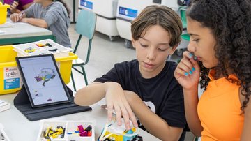 Além de aprenderem a construir e programar, os estudantes desenvolvem empatia, diálogo e colaboração - Divulgação/Iuri Cunha/Prefeitura de São Sebastião