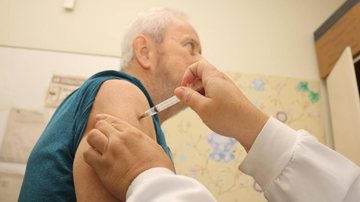 Município já aplicou mais de 43 mil doses desde o início da campanha; público-alvo estimado ultrapassa 270 mil pessoas - Divulgação/Prefeitura de Santos