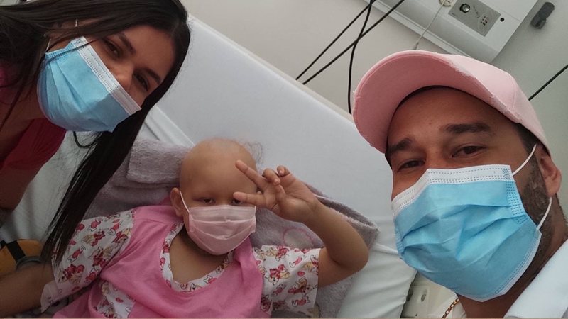 Sem renda fixa, pais lutam para manter tratamento de filha com câncer raro, no litoral de SP