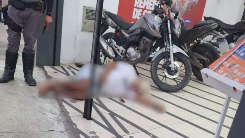 Suspeito ficou caído no chão até a chegada do atendimento - Reprodução/Redes sociais