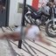 Suspeito ficou caído no chão até a chegada do atendimento - Reprodução/Redes sociais