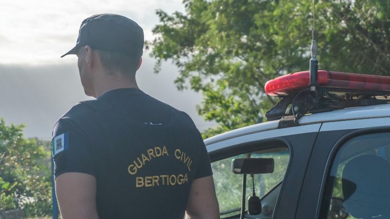 Suspeito tentou fugir, mas foi imobilizado no estabelecimento até a chegada da GCM - Divulgação/Prefeitura de Bertioga