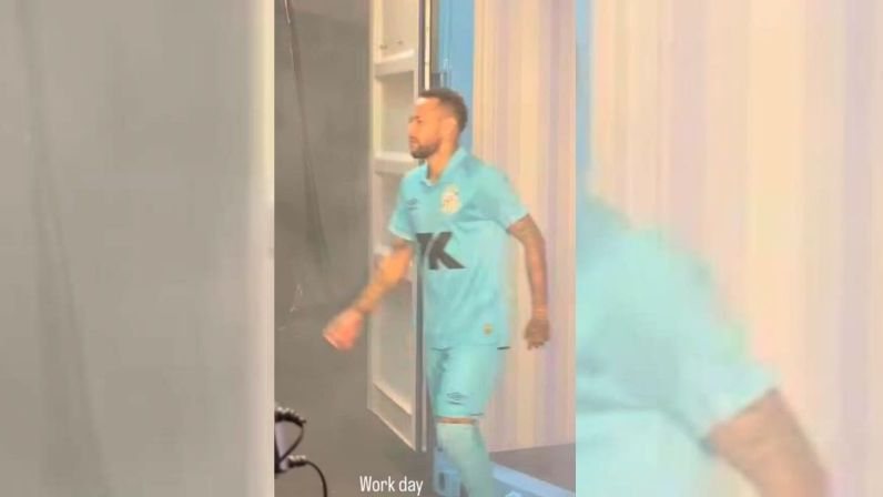 Vazam foto e vídeo de nova camisa azul do Santos, que relembra primeira passagem de Neymar