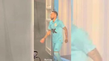 Vazam foto e vídeo de nova camisa azul do Santos, que relembra primeira passagem de Neymar