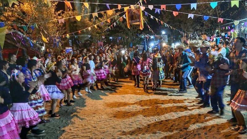 Prainha Branca anuncia arraial com sanfoneiro, muito forró, comidas típicas e diversão, no Guarujá