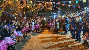 Prainha Branca anuncia arraial com sanfoneiro, muito forró, comidas típicas e diversão, no Guarujá