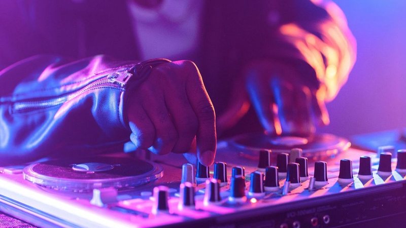 DJ