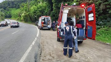 Acidente de moto na Rio-Santos deixa casal ferido no litoral norte de SP