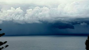 Nuvens pesadas em região de litoral