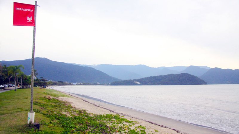 Orla da praia do Itaguá, em Ubatuba, que ficou 51 semanas imprópria em 2024