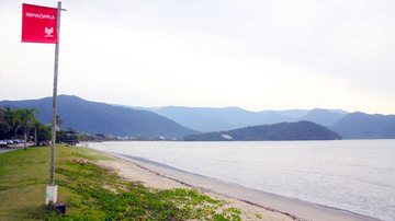 Orla da praia do Itaguá, em Ubatuba, que ficou 51 semanas imprópria em 2024